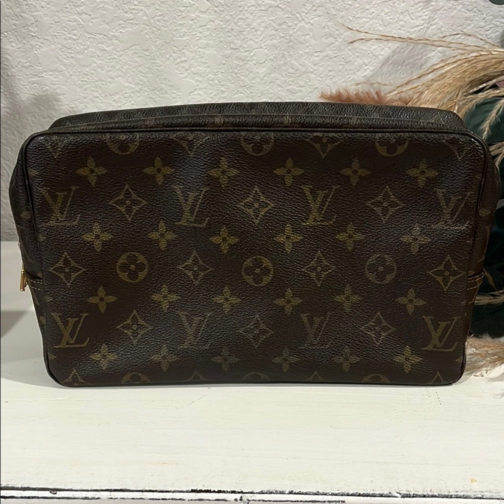 Louis Vuitton Authentic Classic LV Brown Monogram Toiletry Bag